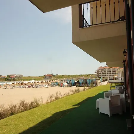 Menada Rocamar Carewo